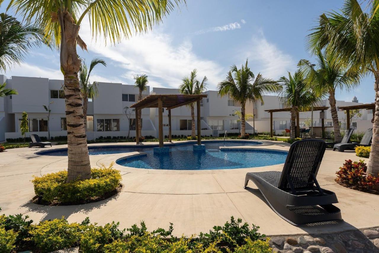 New-promo-family-pool-gated-sleeps 10-near Holiday home *